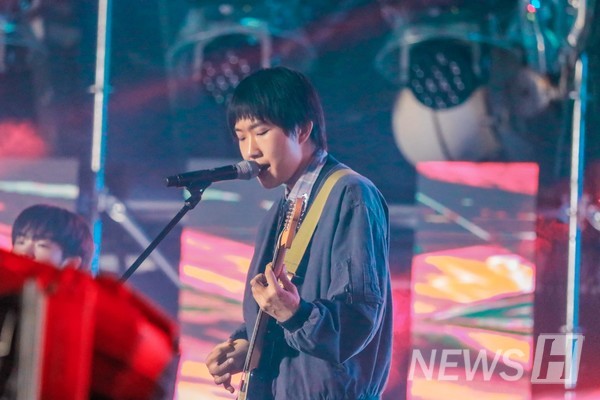 ▲ 노래를 부르고 있는 밴드의 보컬.