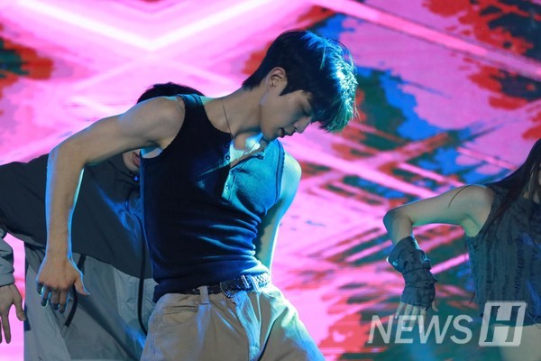 ▲ 절도 있는 동작으로 열정적인 퍼포먼스를 펼치는 댄서.