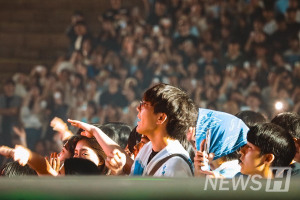 ▲ 공연의 분위기에 흠뻑 젖은 학생들.