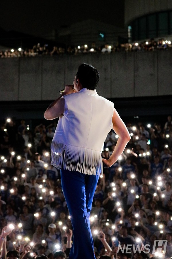 ▲ 싸이의 '아버지'가 울려 퍼지자 공연장은 뭉클한 분위기에 휩싸였다.