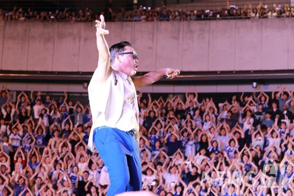 ▲ 앵콜을 기대하며 두 손을 모으는 학생들.