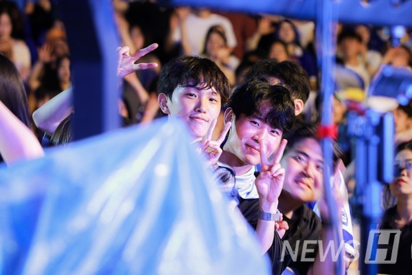 ▲ 워터밤에 흠뻑 젖은 채 환호하는 학생들. 손으로 '브이'를 만들어 보이며 잊지 못할 순간을 즐긴다.