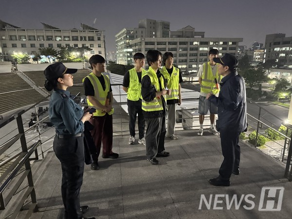 ▲ 정기 토토사이트 착오이체 외에도 축제 전 사전 안전 점검이나 관내 경찰서 및 지구대와의 정기 합동 토토사이트 착오이체을 통해 다방면으로 한양인의 안전을 위한 활동을 이어가고 있다. © 이건호 학생
