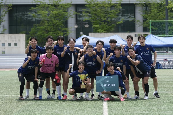 ▲ 지난 21일 대운동장에서 진행된 축구 결승전에서 승리한 팀 '힘쎄'의 모습. ⓒ 신동훈 학생