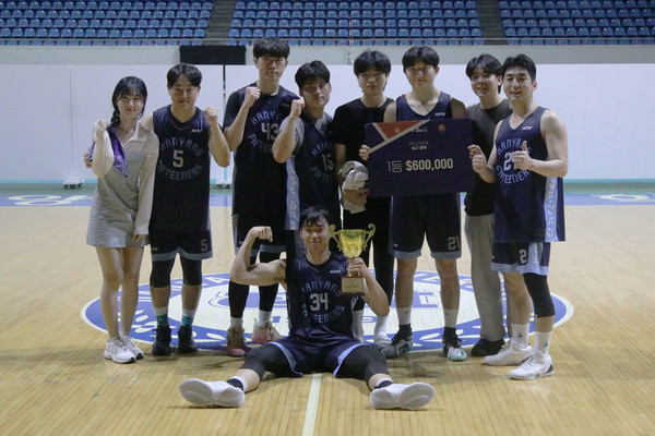 ▲ 22日,在奥林匹克体育馆三楼举行的篮球决赛,图为最终获胜队伍“00s的最后之舞,还配了点香草”的合影。ⓒ 朴周希 记者