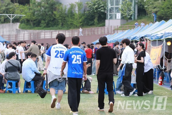 ▲ Despite the early hour, many students line up to enter the various pubs.