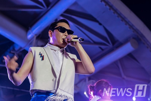 ▲ As Psy makes his entrance, the energy surges even higher.