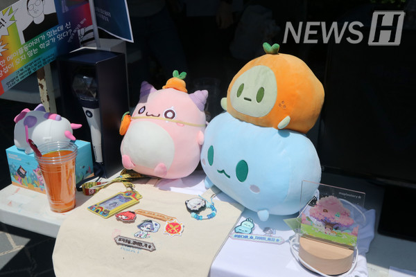 ▲ The ‘when lions play maple’ 토토사이트 사고 팔고 sold slushies and displayed MapleStory merchandise