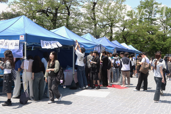 ▲ The individual 토토사이트 사고 팔고 section in front of Hanmadang remained bustling with steady crowds throughout the day.