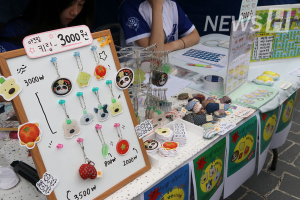 ▲ “Eungmi Ringmi Keyring Shop”쪽티비 스포츠토토正在出售亲自设计的亚克力钥匙扣和贴纸。