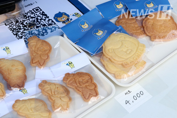 ▲ “'Hai-ri-on饼干”展位售卖汉阳大学吉祥物“'Hai-ri-on”和“Hai-na-ri”造型的曲奇饼干。