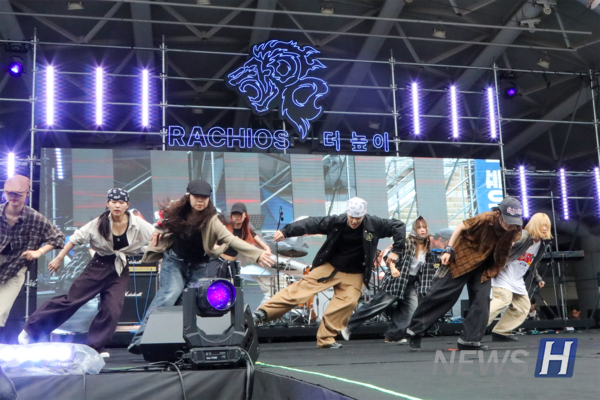 ▲ The hip-hop dance club Molip performs onstage at the outdoor theater.