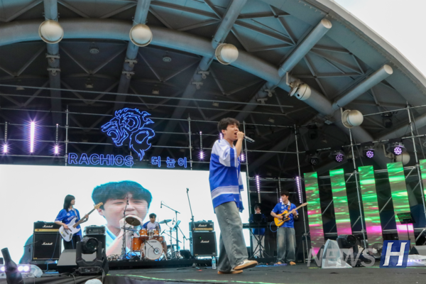 ▲ Band club ‘The Sound of Living Together’ energizes the crowd with a lively set.