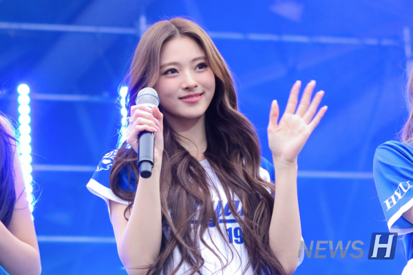 ▲ The group approaches the front of the stage to warmly greet 토토사이트 쿠폰 students.