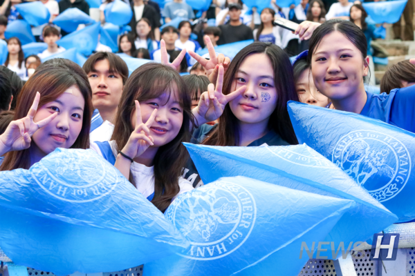 ▲ Students raise blue balloons alongside their friends in support.