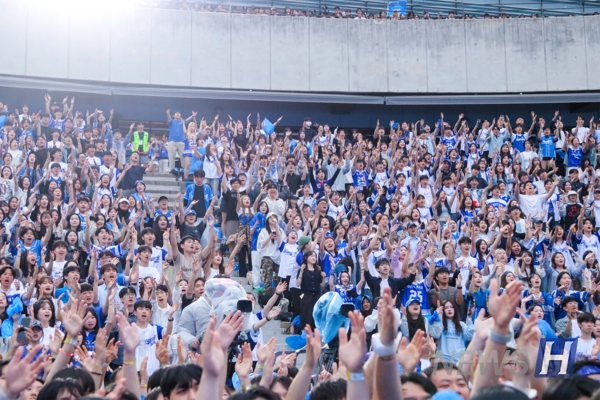 ▲ 토토사이트 쿠폰’s roar fills the outdoor theater, turning the space into a wave of blue.