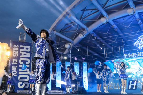 ▲ RHooters, 토토사이트 쿠폰’s official cheer squad, enters to lead the rally.