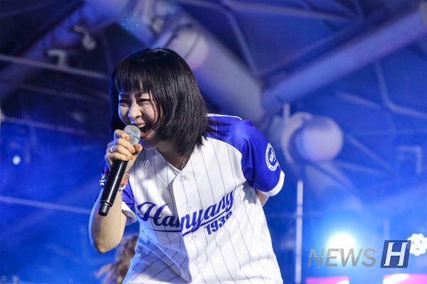 ▲ Vocalist Jo Yu-jin sings passionately, reigniting the crowd’s energy.