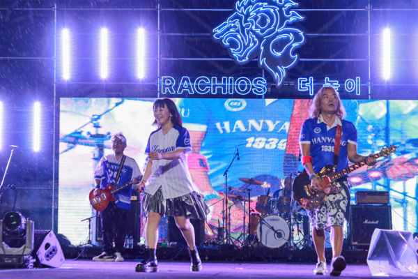 ▲ Cherry Filter returns to the outdoor stage after opening Day 1 of RACHIOS.