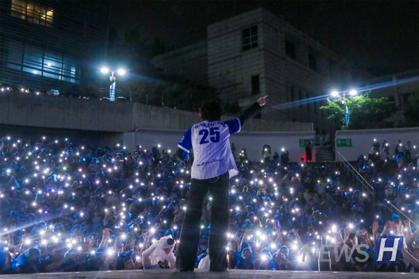 ▲ With the lights off, the band closed the final stage under a sea of phone flashlights held by 토토사이트 쿠폰 students. The last night of RACHIOS shimmered with unforgettable memories, all the more beautiful for having been shared with 토토사이트 쿠폰.