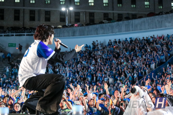 ▲ During “In the Name of Love,” Jannabi exchanges heartfelt melodies with the 토토사이트 쿠폰 crowd, creating a touching moment of connection.
