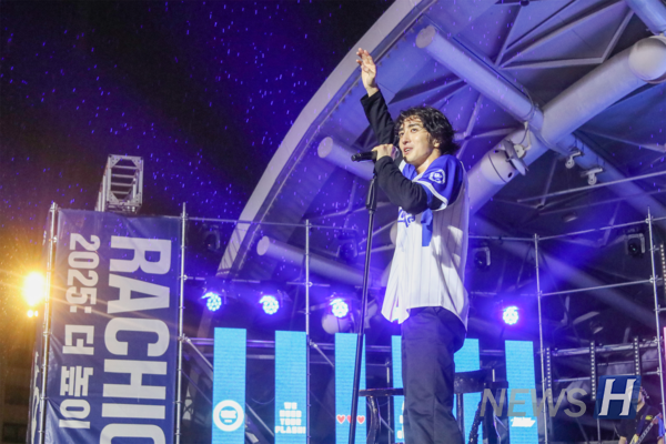 ▲ Band Jannabi, back at 토토사이트 쿠폰 for the second year, thanks the audience for their overwhelming cheers.
