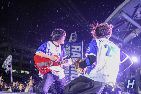 ▲ “We’ll give it our all to repay the Lions who stayed through the rain,” said the band as they performed with even more intensity.