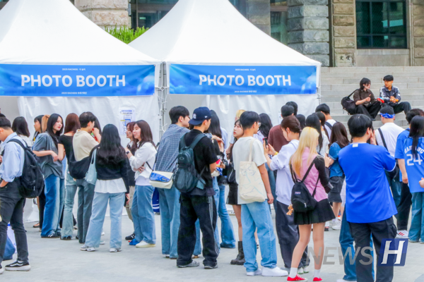 ▲ 为了纪念最后一天而等待拍照展位的롤 스포츠토토人们。多彩多样的服装风格十分有魅力。
