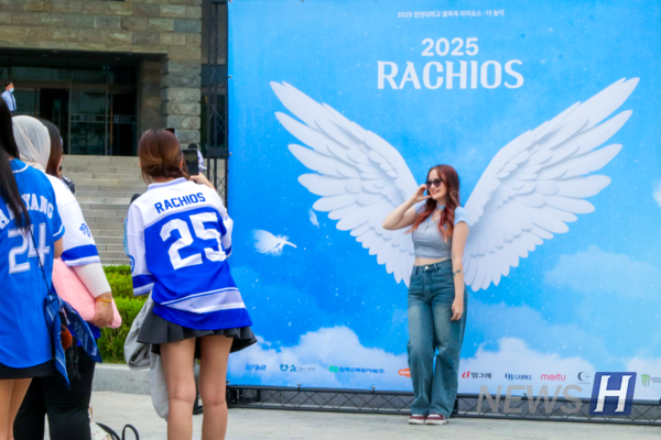 ▲ 每次庆典必不可少的打卡照。与“2025 RACHIOS”副标题“To the Heights”相呼应的翅膀主题拍照区令人印象深刻。