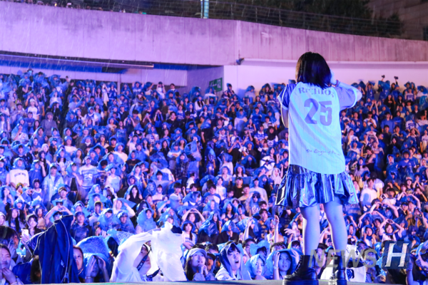 ▲ 与观众一同合唱代表曲《浪漫小猫》，全场气氛热烈。