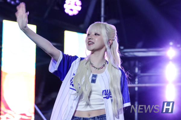 ▲ “I-DLE”成员雨琦走近观众，一一与大家打招呼并在随后的表演中走下舞台亲近观众。