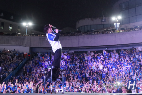 ▲ 虽然原定曲目已全部演唱完毕，但Jannabi在不断的安可声中又接连献唱两首歌曲。
