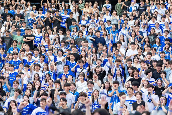 ▲ The amphitheater at 토토사이트 행오버 University filled with students cheering on the main stage performances. ⓒ Office of Media Strategy