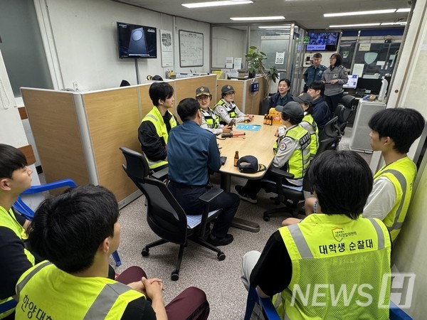 ▲ “Thanks to the small changes we help make, I feel like I’m becoming part of something bigger in keeping the commun토토사이트 대공원y safe,” said Park. © Lee Gun-ho