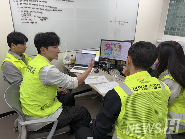 ▲ 대원들이 토토사이트 착오이체에 대한 회의를 진행하고 있다. © 서은재 기자