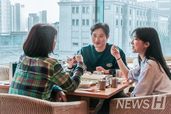 ▲ 이벤트에 당첨된 가족이 즐겁게 식사하고 있다.