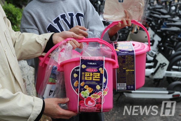 ▲ 간식 증정 이벤트에서 나눠준 선물의 모습.