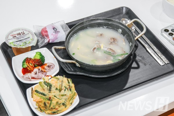 ▲ 설렁탕, 부추전, 주꾸미와 브로콜리 숙회, 송편, 매실주스까지 정성스럽게 차려진 한상이 한양인을 따뜻하게 맞이했다.