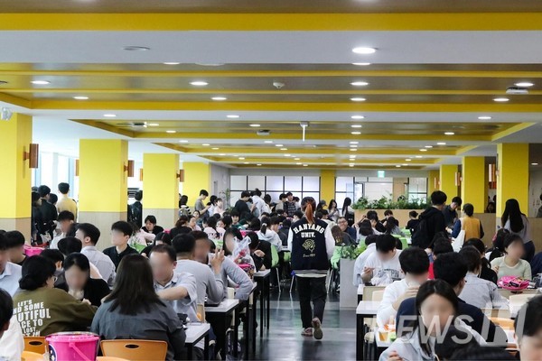 ▲ 식사를 하는 한양인들 사이로 오전에 받은 간식 꾸러미가 놓여 있다.