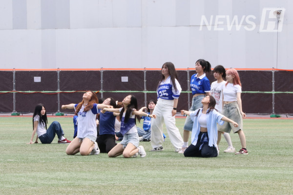 ▲ 축구 종목 결승 경기 하프타임에 펼쳐진 학생들의 공연.