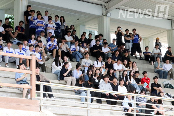 ▲ 축구 종목 결승을 관람하러 온 학생들.