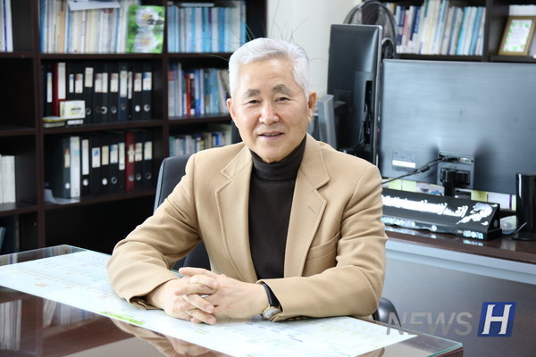 ▲ 최병대 행정학과 명예교수가 지난 5월 16일 신간 '도시의 숨결, 소즐인의 발견'(아이에스디앤피 출판사)을 출간했다. ⓒ 최병대 교수