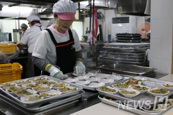 ▲ Cafeteria staff plating freshly pan-fried buchujeon (Korean chive pancakes)