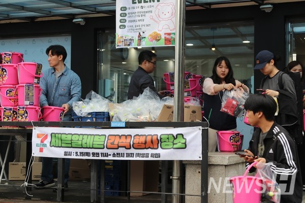 ▲ Event staff hand out snacks during the morning giveaway hosted by Seven Eleven (“When the Lion Snacks”)