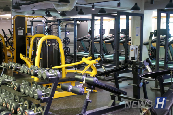 ▲ The spacious 825-square-meter facility is equipped with state-of-the-art workout machines and training gear.