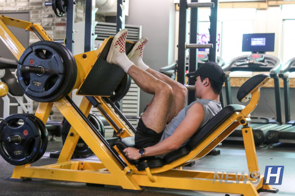 ▲ A student using the leg press to strengthen thigh muscles.