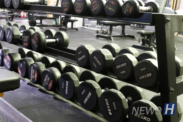 ▲ Dumbbells neatly arranged by weight for self-directed training.