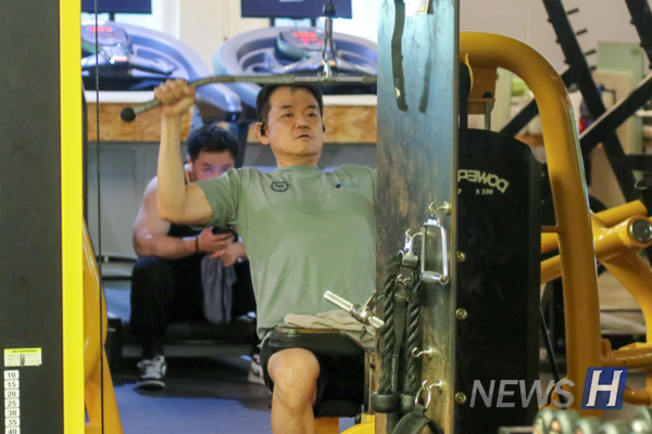 ▲ Focused on shoulder workouts while wearing the center’s provided fitness apparel.