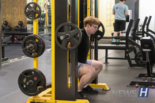 ▲ A Hanyang student performing barbell squats. The center is open to both students and faculty.