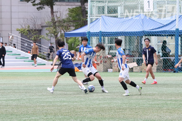 ▲ Team Himssae and Team Lion A clash in a fierce battle for the ball.